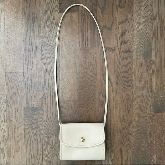 Vintage Coach Chrystie Crossbody 90s Small Handbag in Cream and Brass - Picture 10 of 10